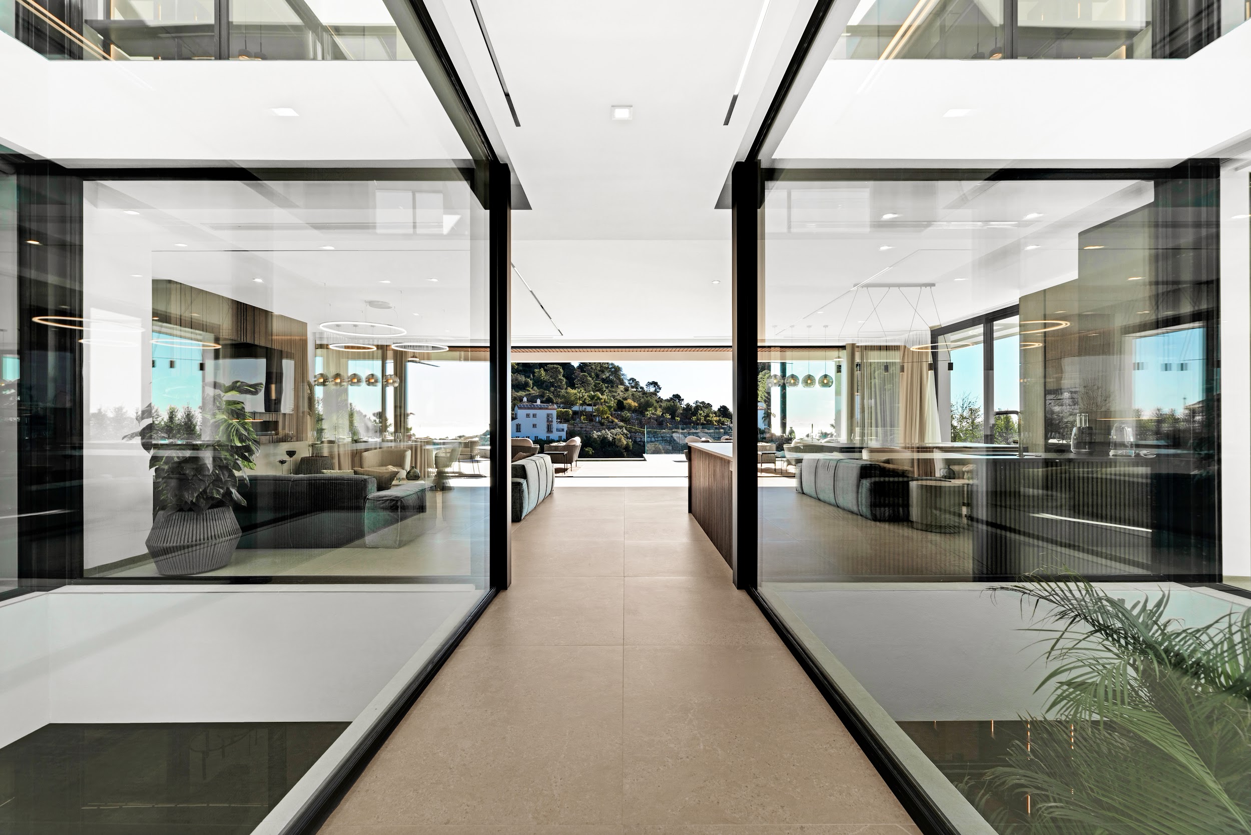 Interior de villa de lujo — salón con vistas al mar, Costa del Sol