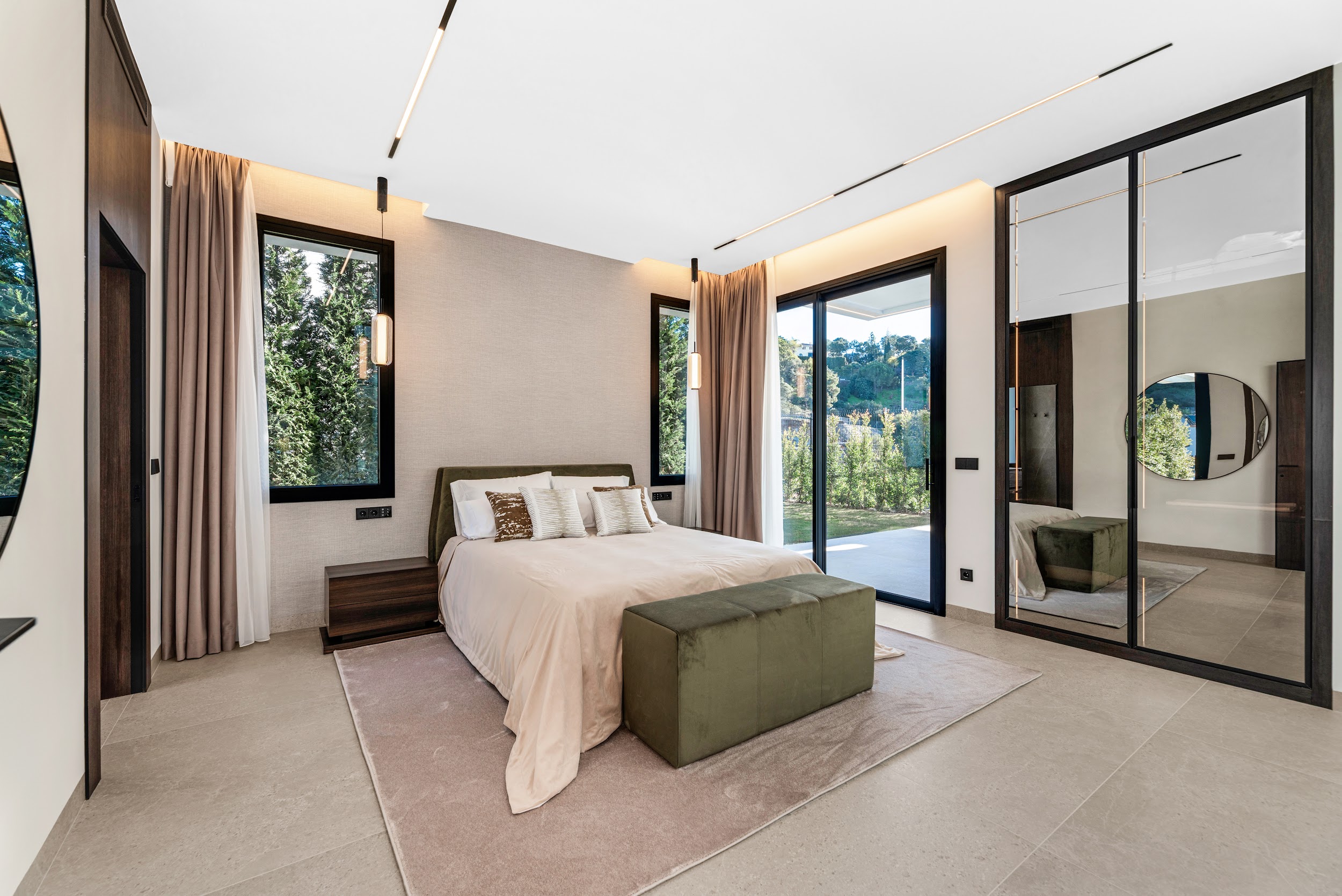 Bedroom with garden