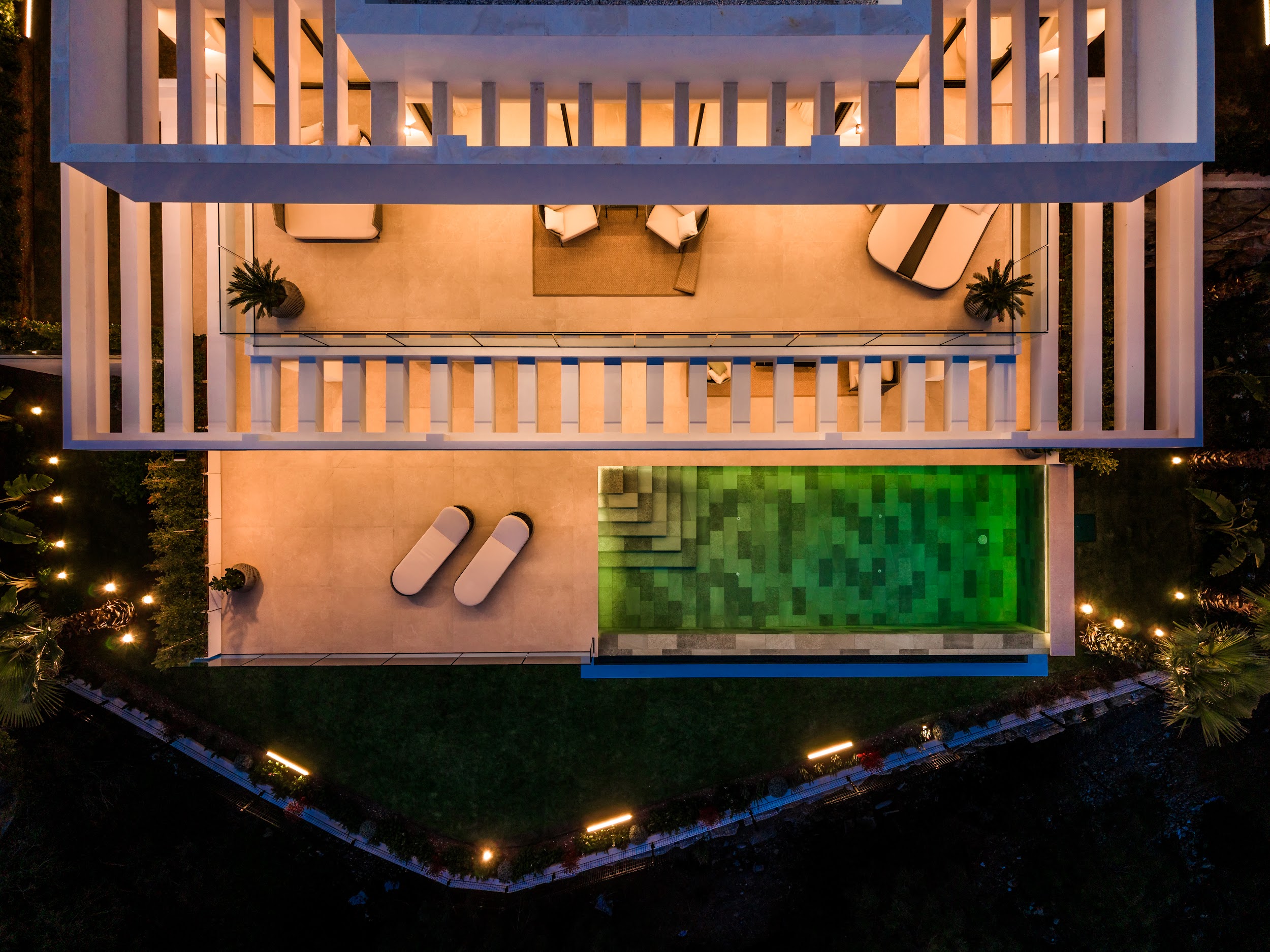 Villa Madroñal Gold — vista aérea cenital de piscina en iluminación nocturna