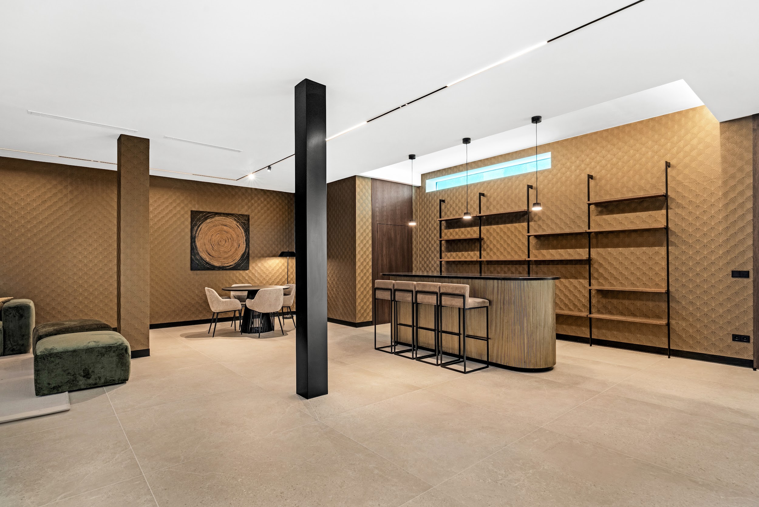 Leisure room and bar