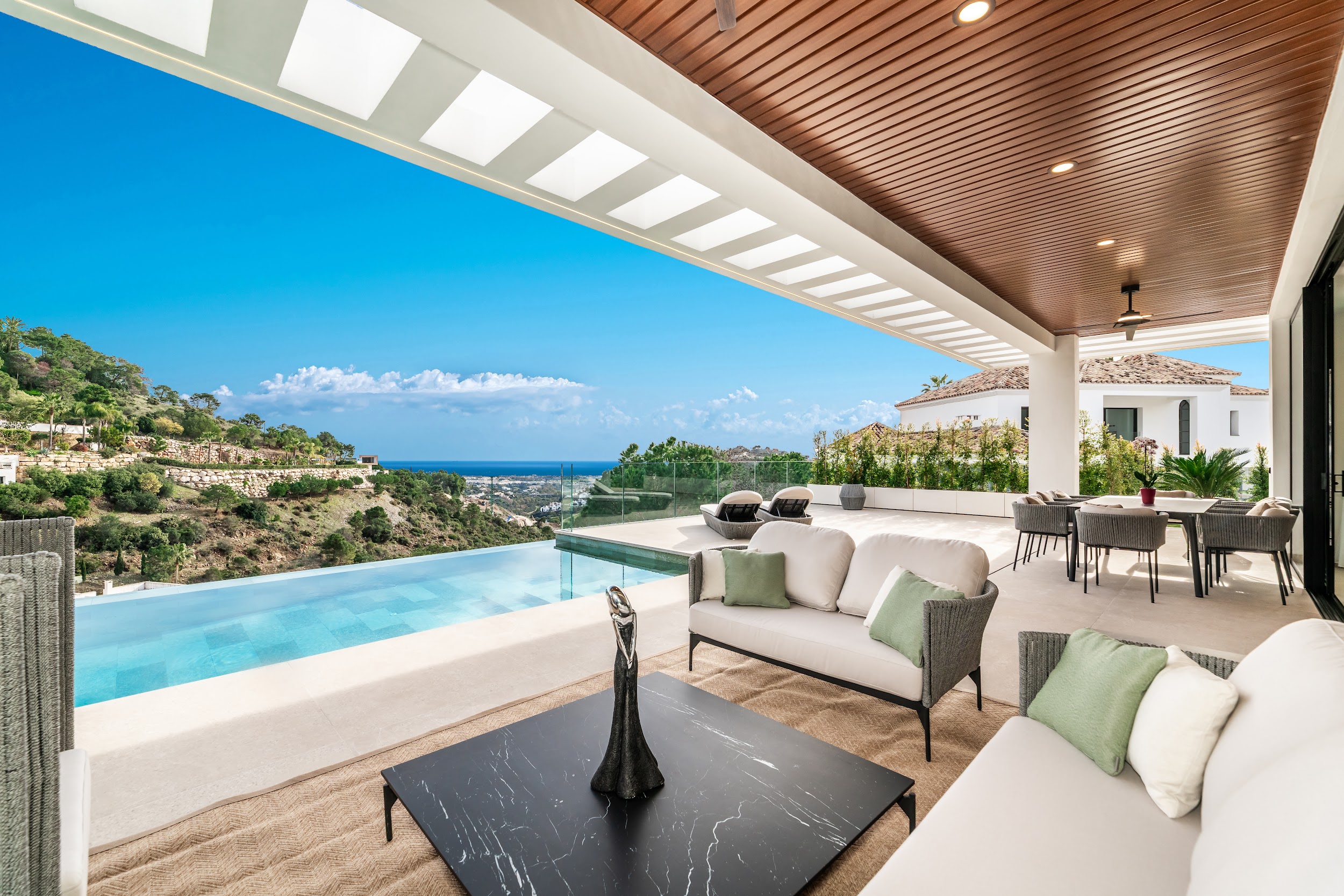 Villa Madroñal Gold — terraza con piscina infinity y vistas panorámicas al Mediterráneo