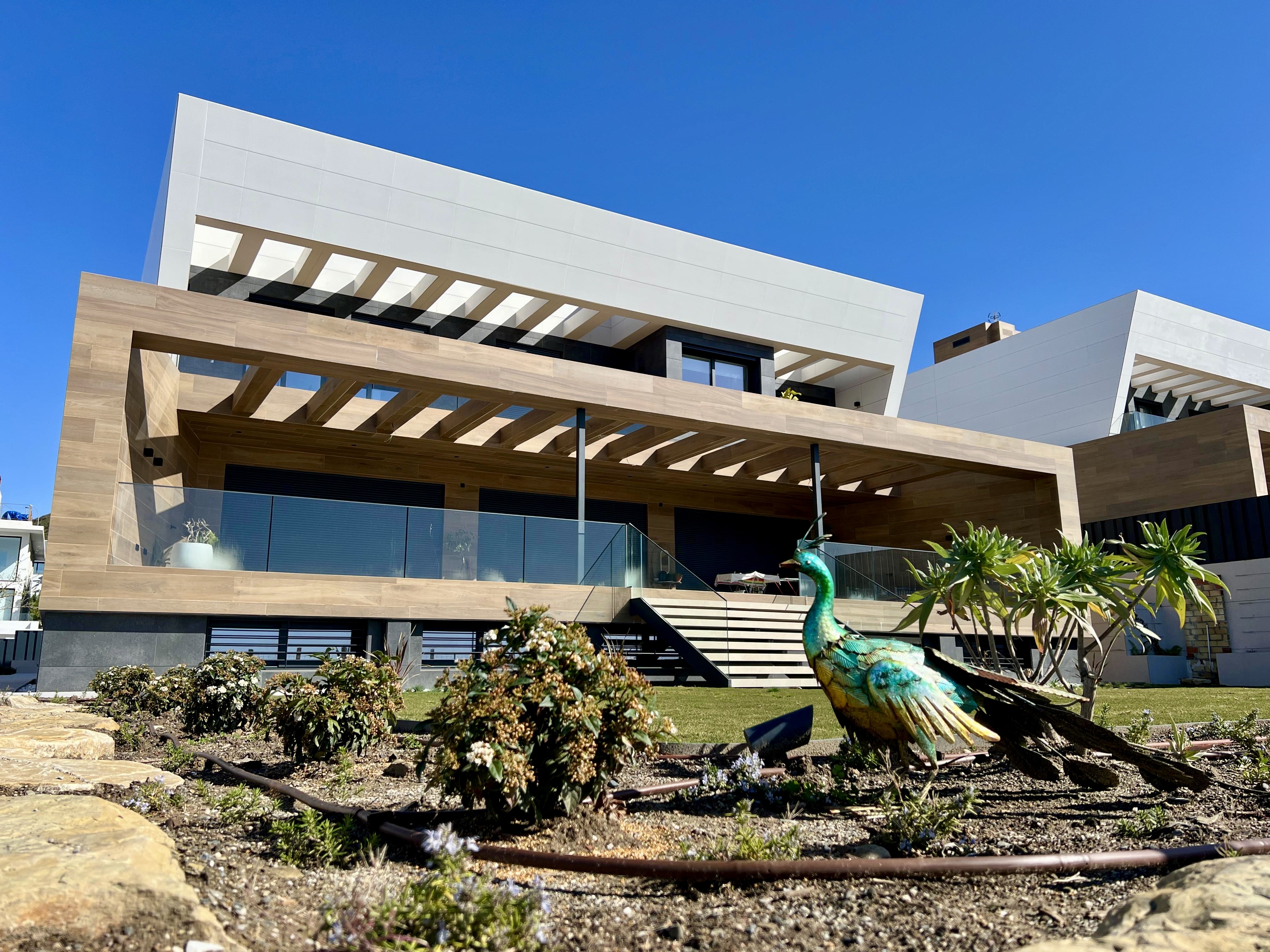 Villas Hacienda Paredes, Málaga — fachada de madera y vidrio