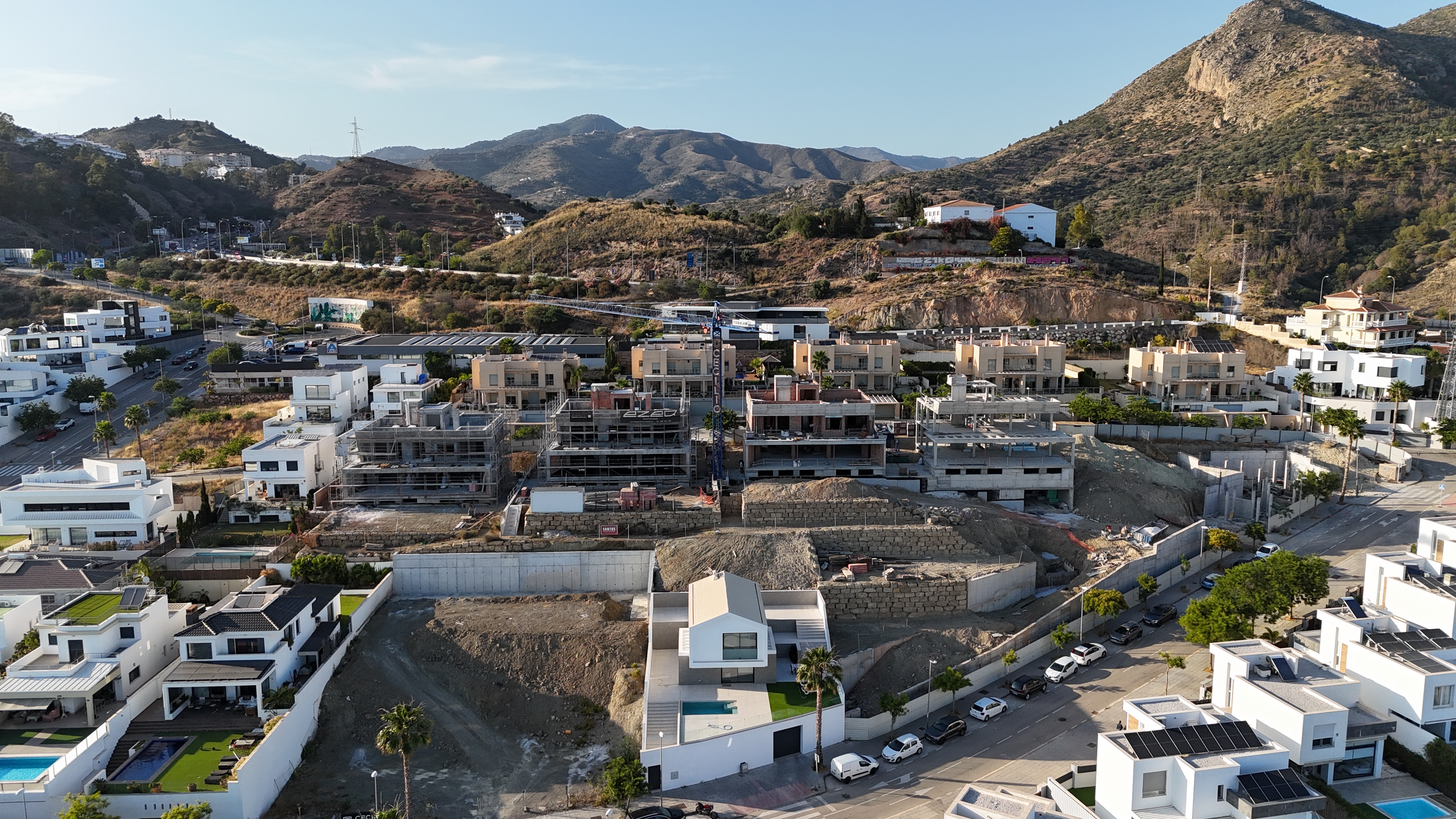 Villas Hacienda Paredes Málaga — vista aérea drone en construcción con montañas al fondo