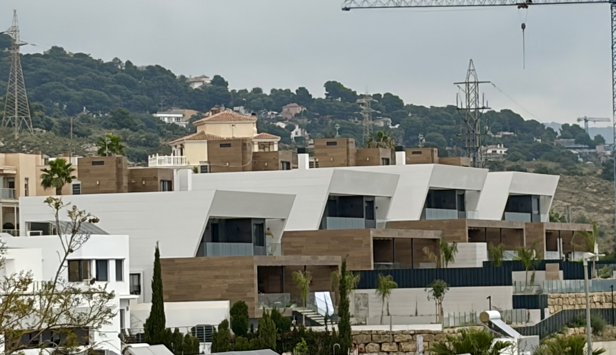 Villas Hacienda Paredes Málaga — conjunto de villas terminadas vistas desde la calle