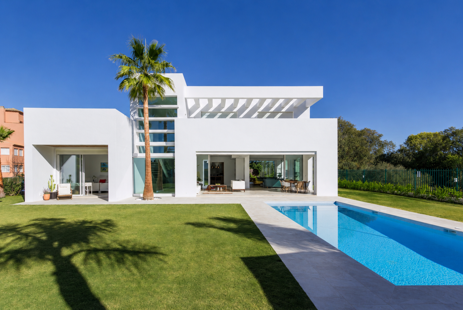Villa Guadalmina — fachada con piscina y jardín, Guadalmina Marbella