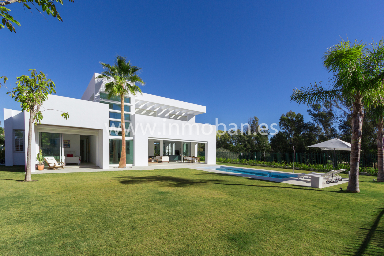 Exterior con jardín de villa en Guadalmina Marbella — arquitectura sostenible mediterránea