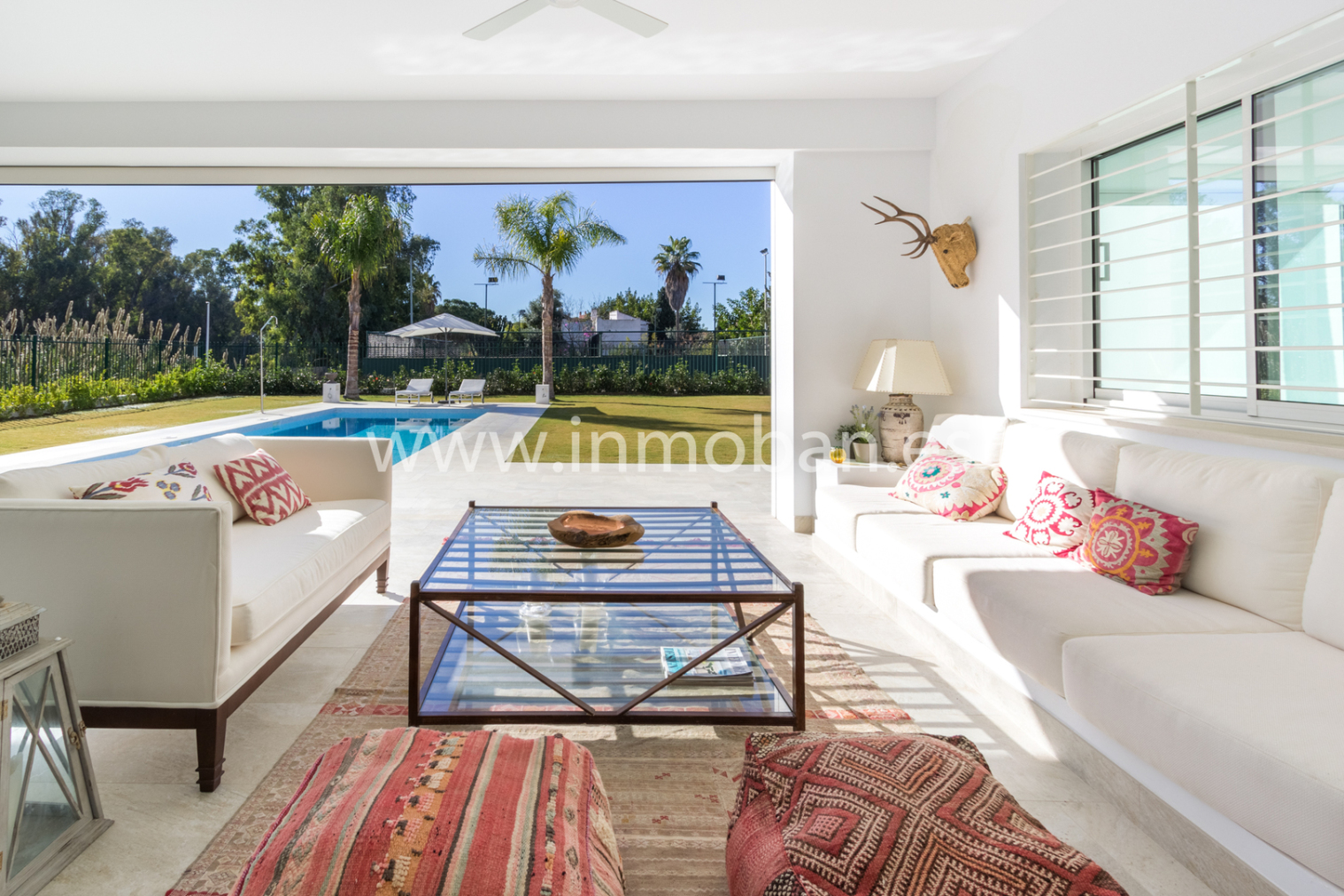 Villa mediterránea contemporánea, salón y vistas a piscina