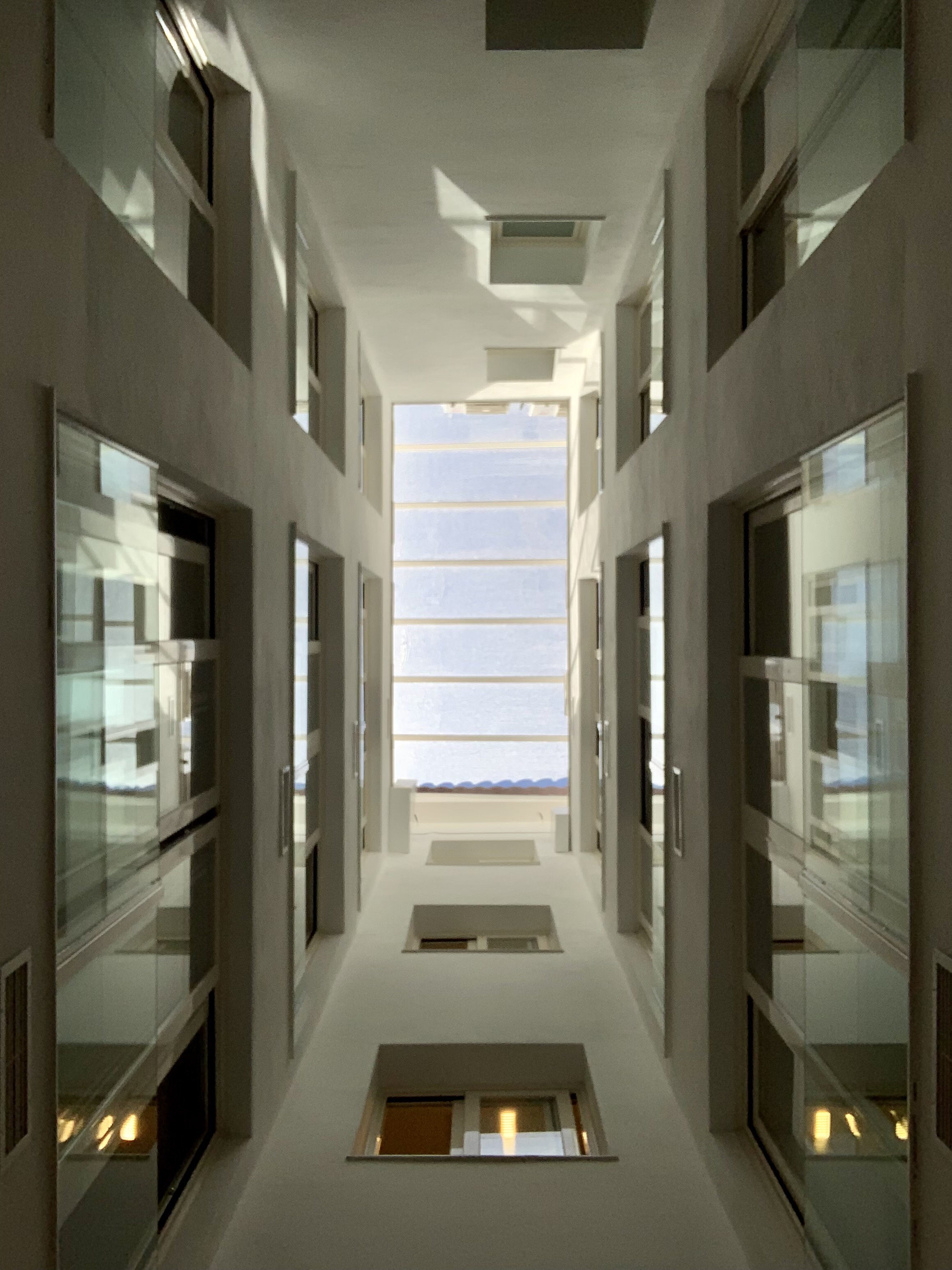 El Museo Apartamentos Málaga — patio de luces interior, rehabilitación edificio histórico