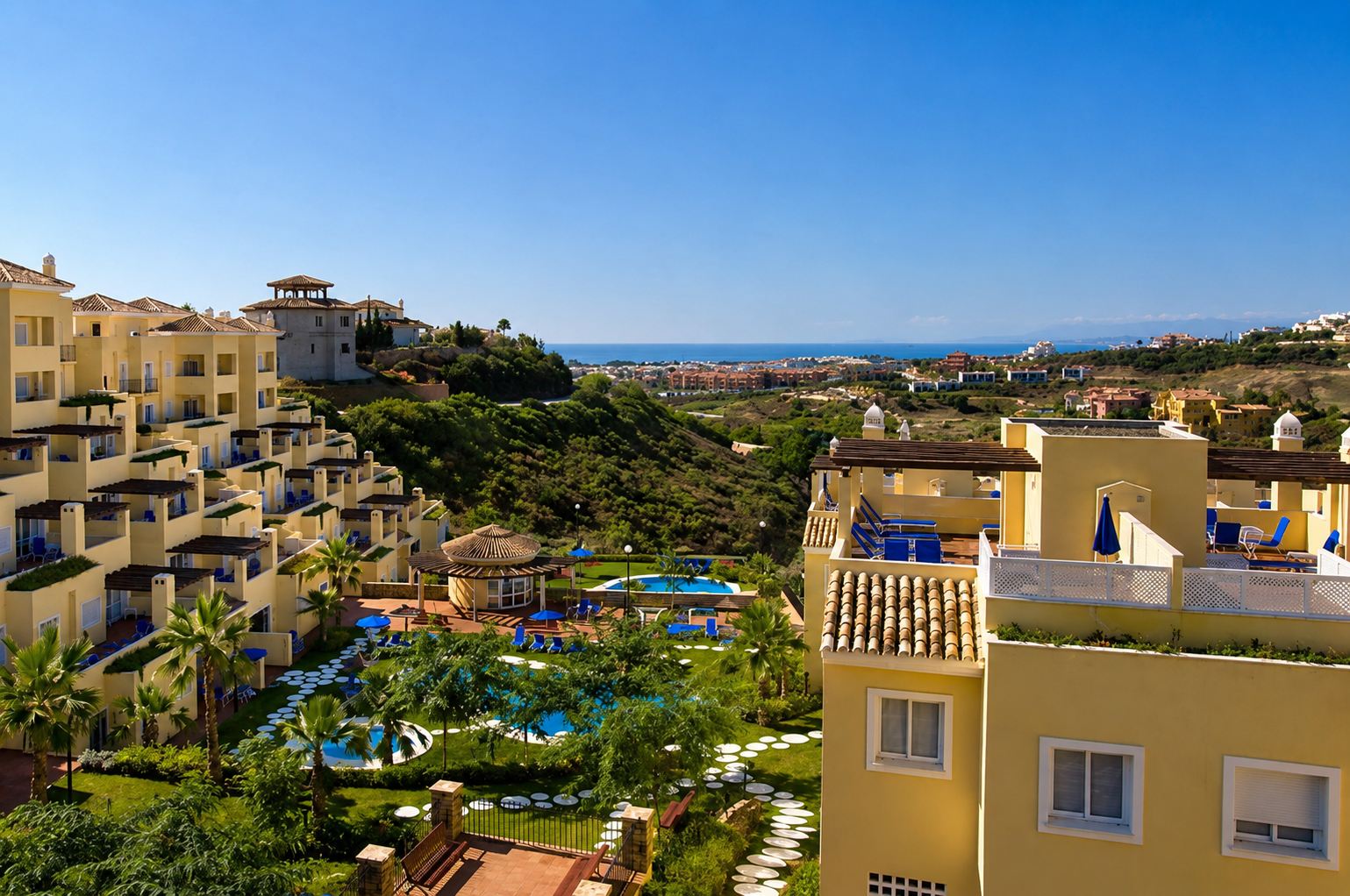 Colinas del Paraíso — complejo residencial con piscina y vistas al Mediterráneo
