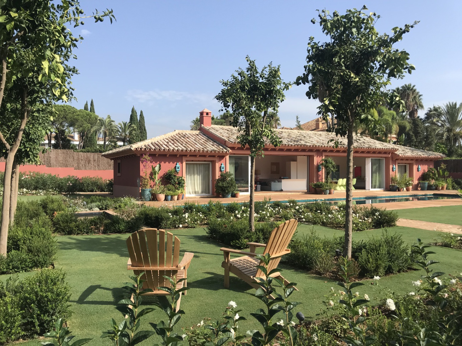 Pool House en Marbella — jardín y piscina