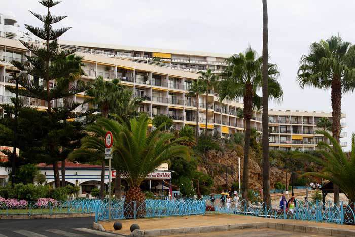 Castillo de Santa Clara — Fachada principal desde el paseo, palmeras