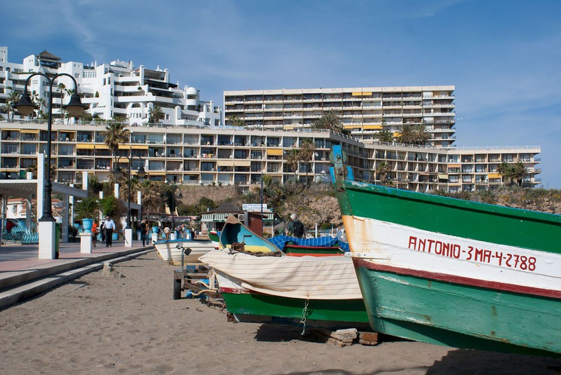 Castillo de Santa Clara — Vista desde la playa con barcas en primer plano
