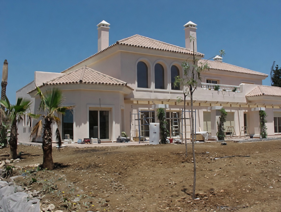 Villa dos plantas con columnas y arcos de medio punto en obra, Costa del Sol