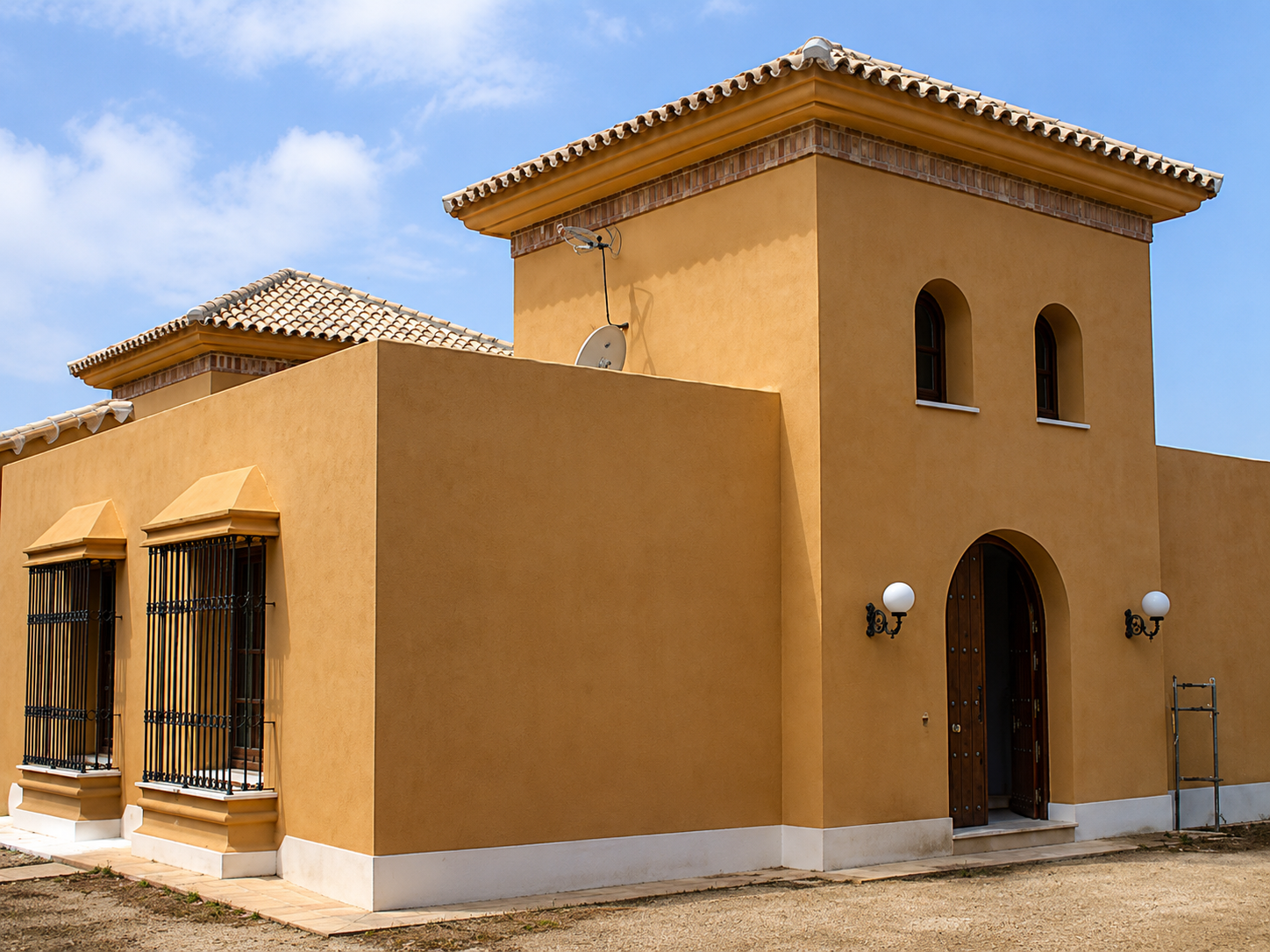 Villa con Pórtico de Columnas — Torre de acceso y fachada lateral