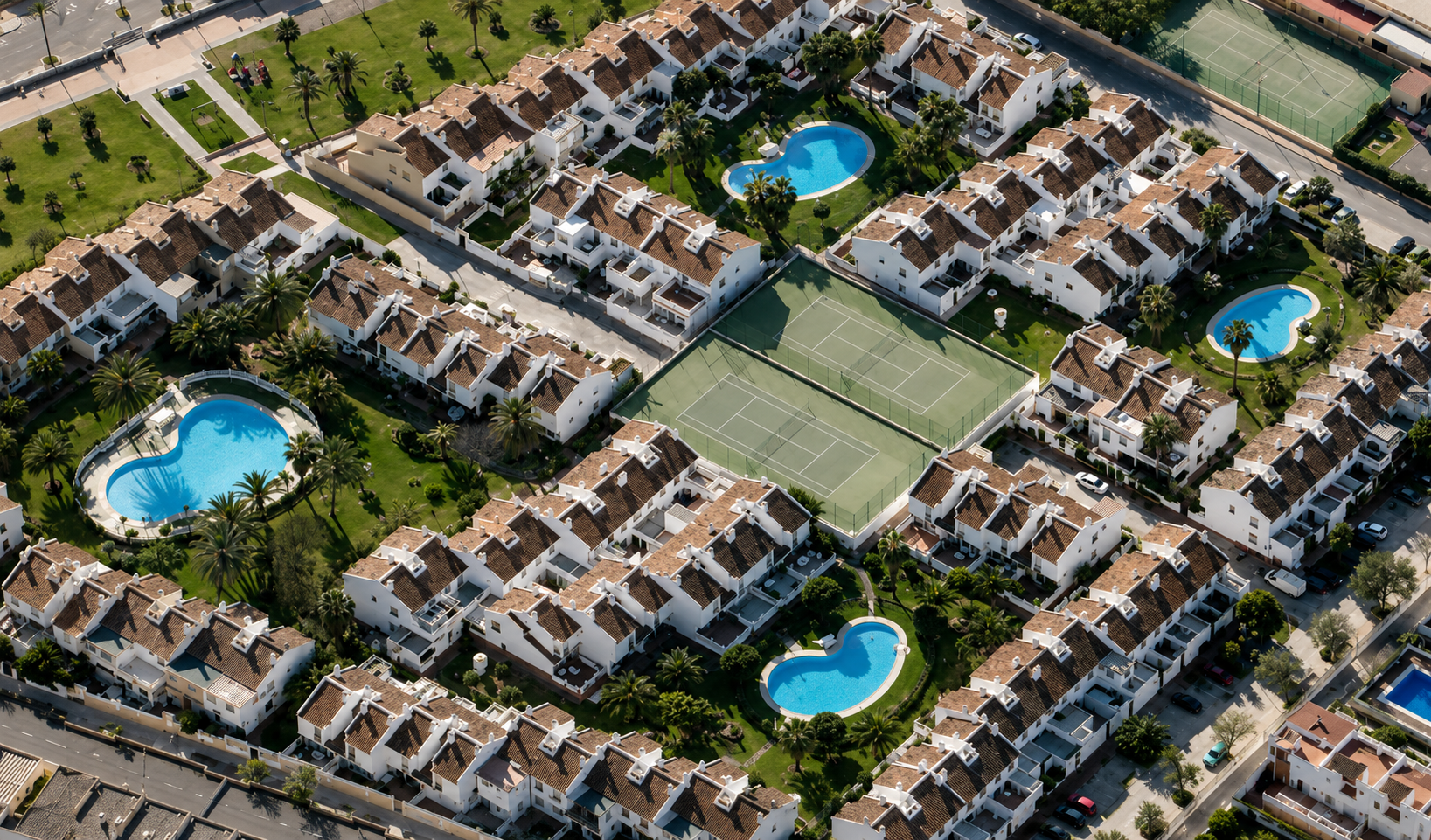Vista aérea de piscinas y zonas comunitarias, Adosadas en Guadalmar