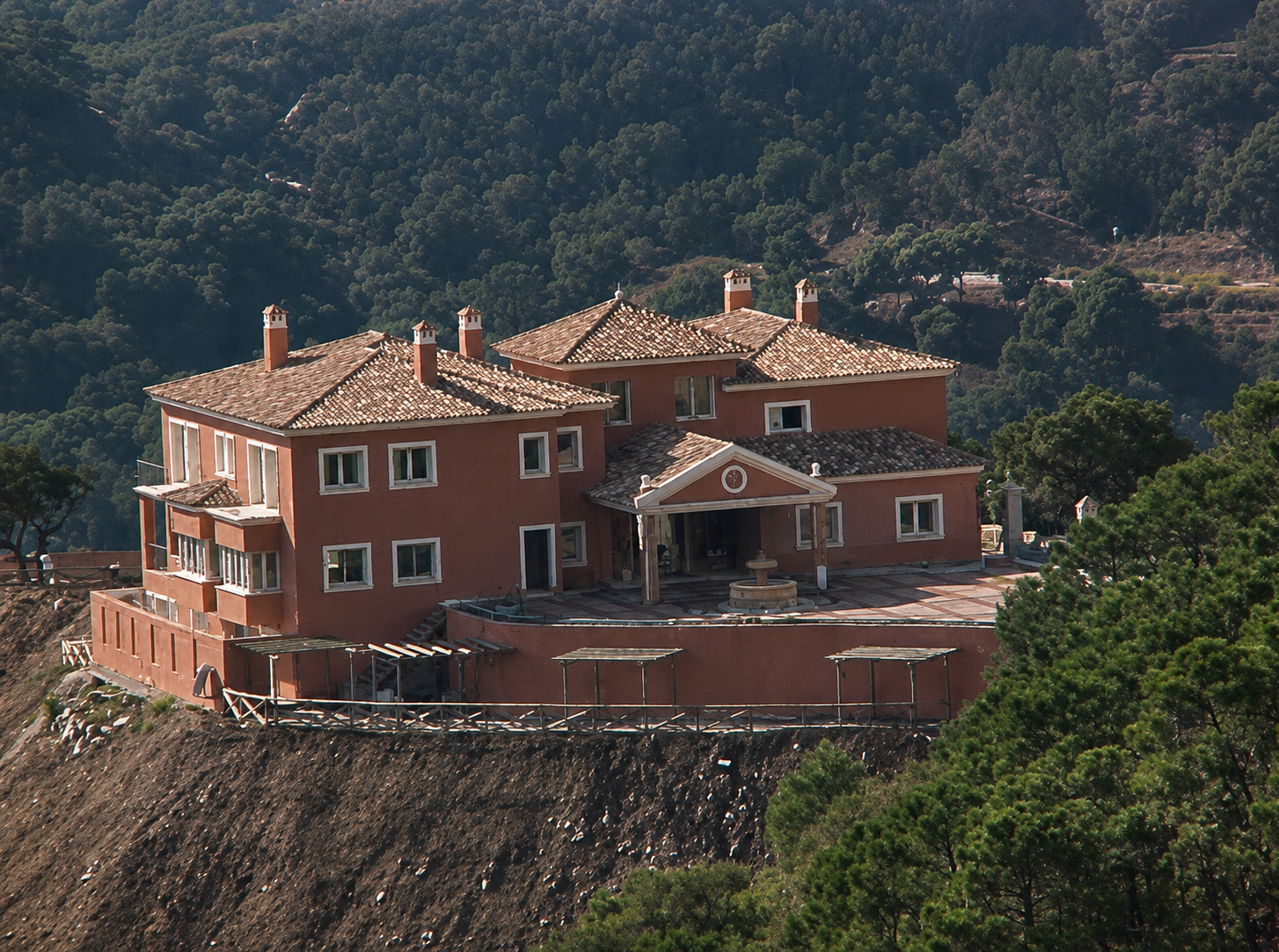 Fachada exterior de la villa en La Zagaleta, Benahavís