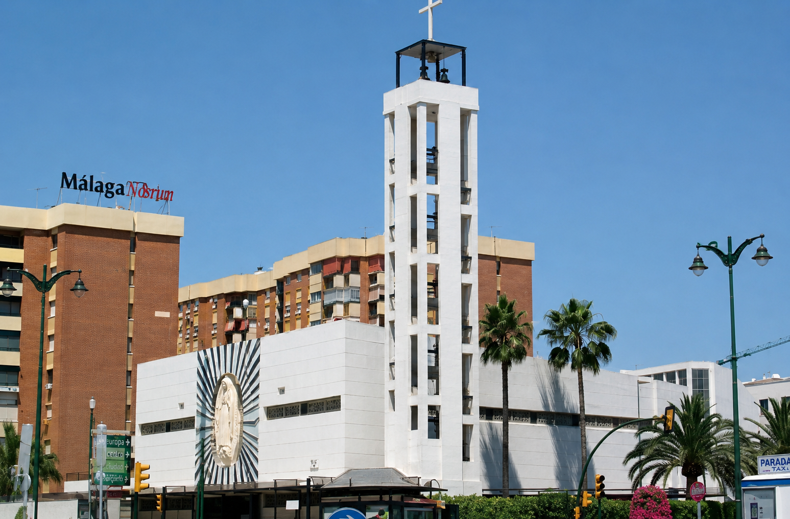 Iglesia de la Asunción de Nuestra Señora — fachada con torre campanario y medallón escultórico, Cruz de Humilladero, Málaga