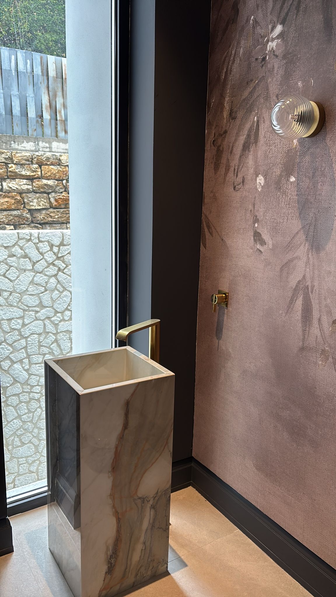 Baño con lavabo y mármol dorado — Villa El Paraíso, Benahavís