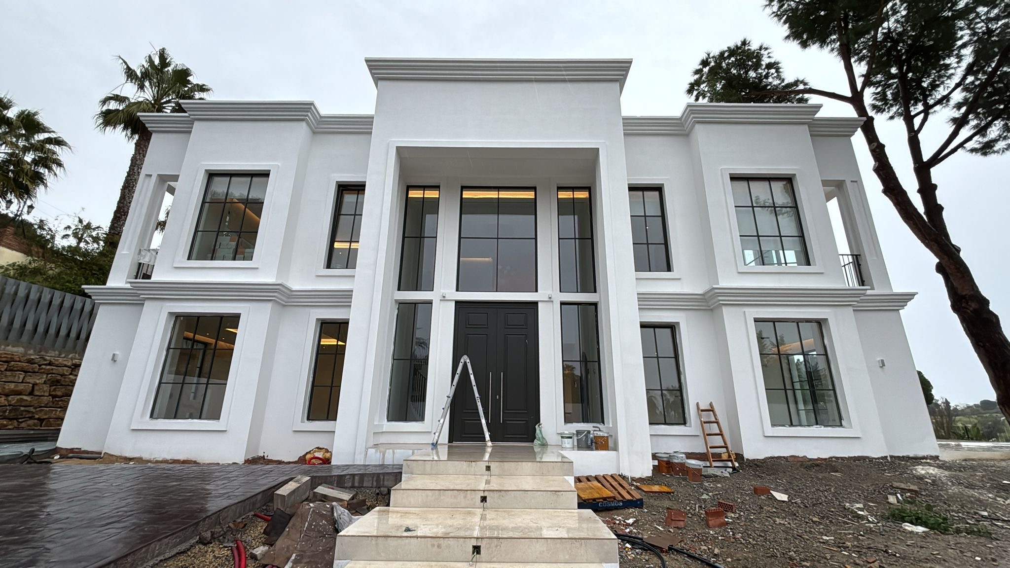 Fachada frontal completa — Villa El Paraíso, Benahavís