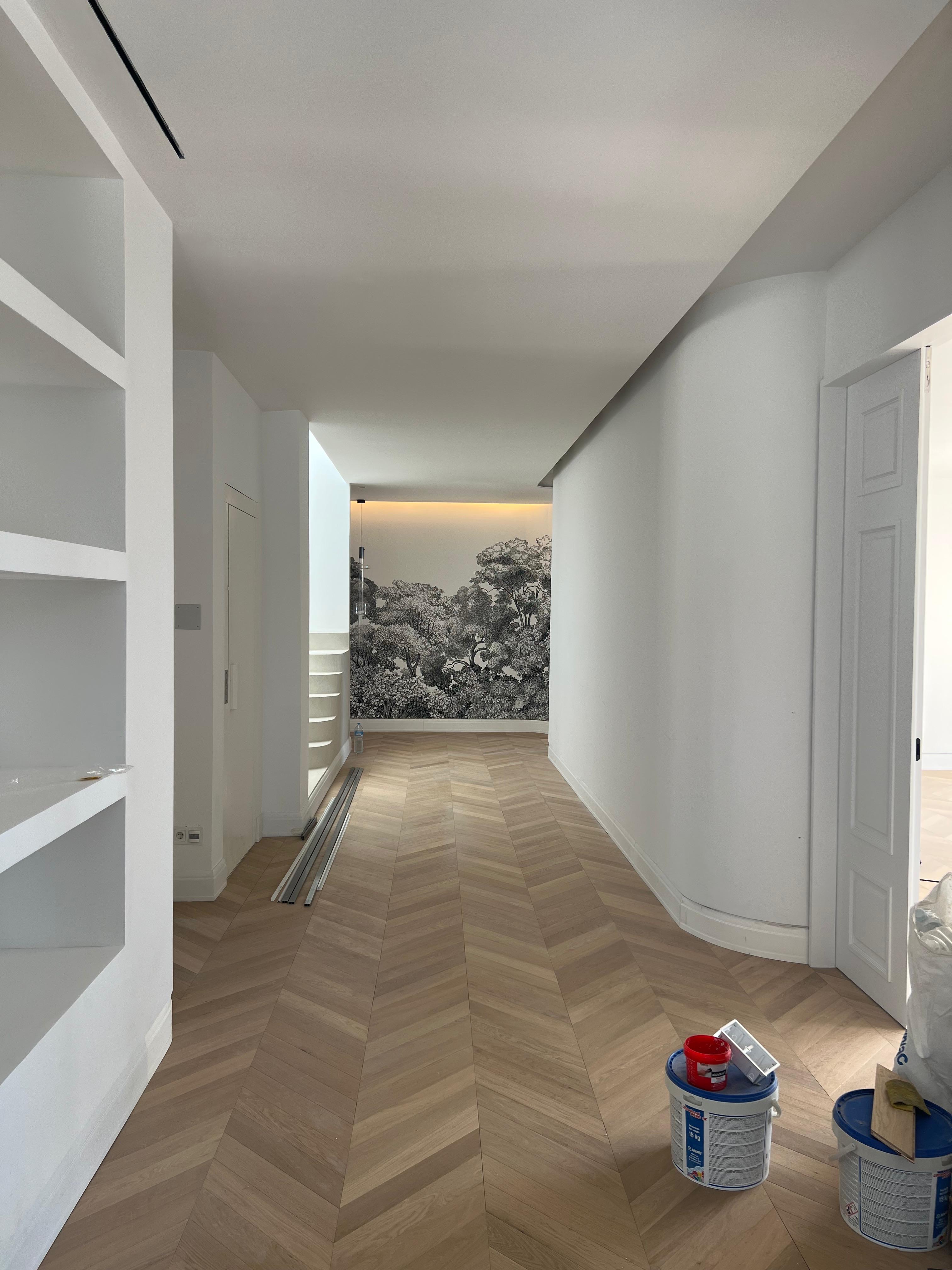 Pasillo con parquet y mural — Villa El Paraíso, Benahavís