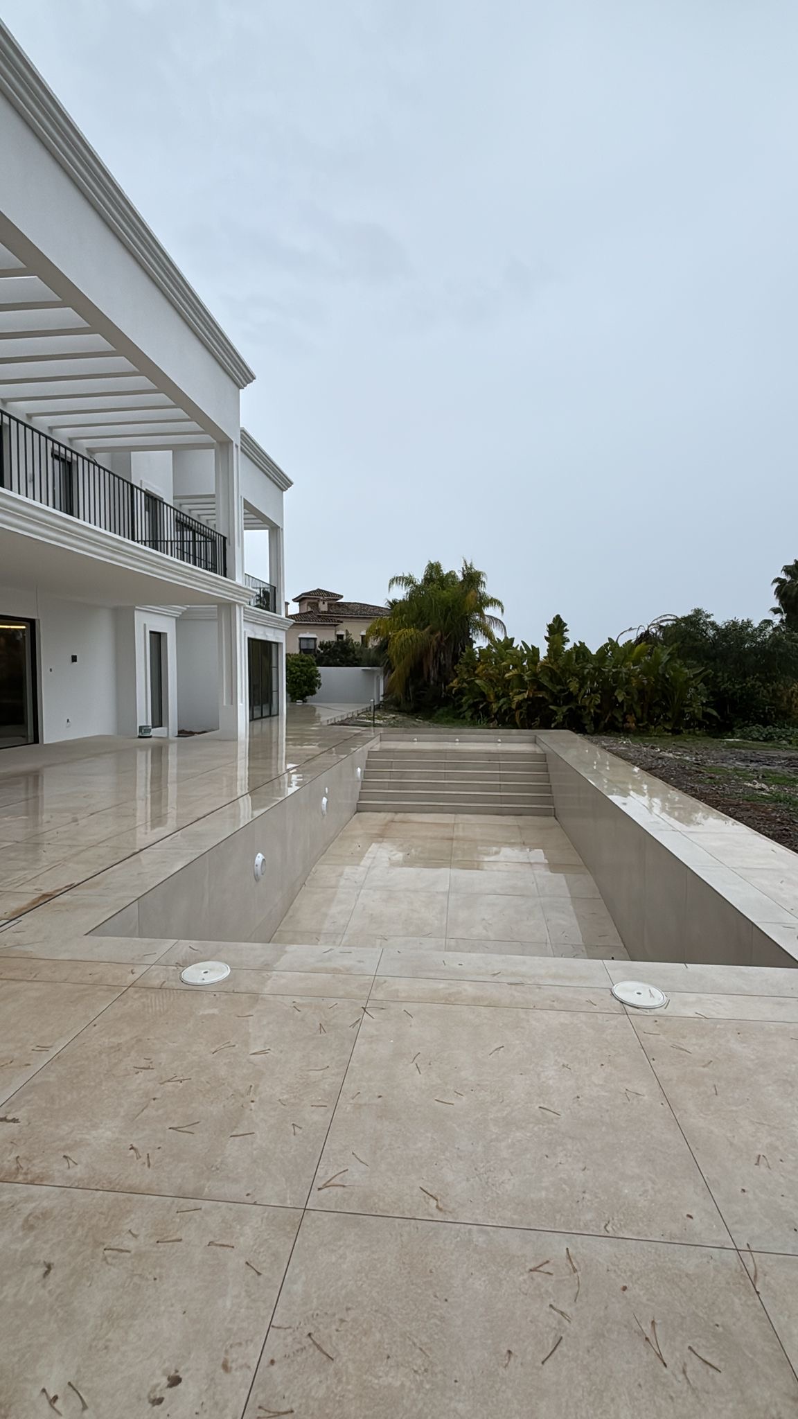 Terraza y piscina — Villa El Paraíso, Benahavís