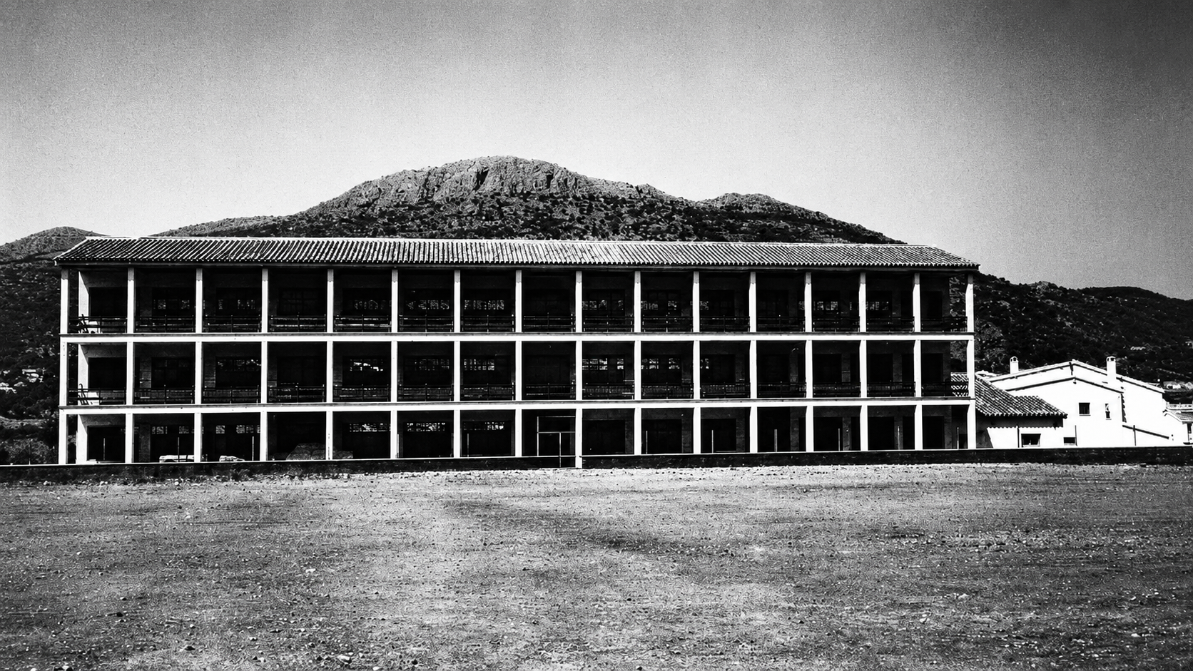 Fachada principal del Grupo Escolar de Alfarnate — José María Santos Rein, 1964