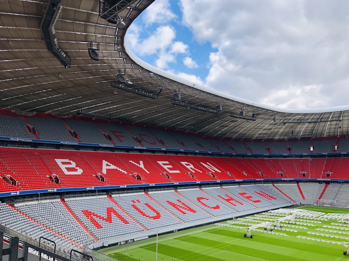 Allianz Arena, Múnich — fachada de cojines de EFTE en rojo durante el día