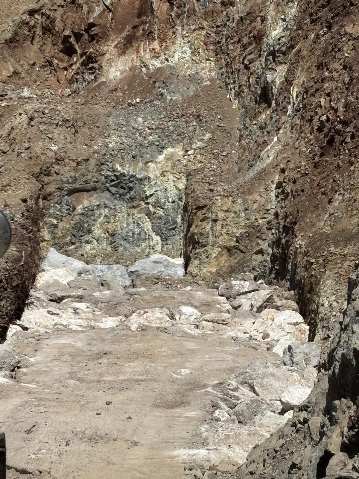 Excavación de la zanja de cimentación del muro de gaviones en roca, Villa Hope El Madroñal