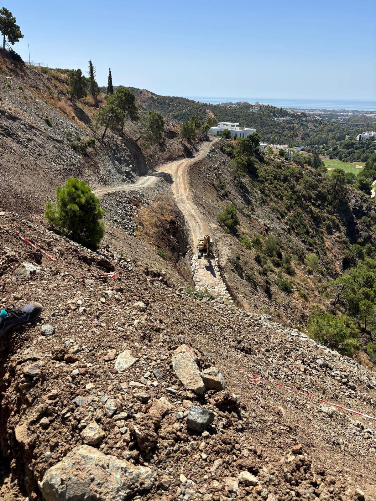 Detalle de la zanja de cimentación del muro ecológico excavada en terreno natural, El Madroñal