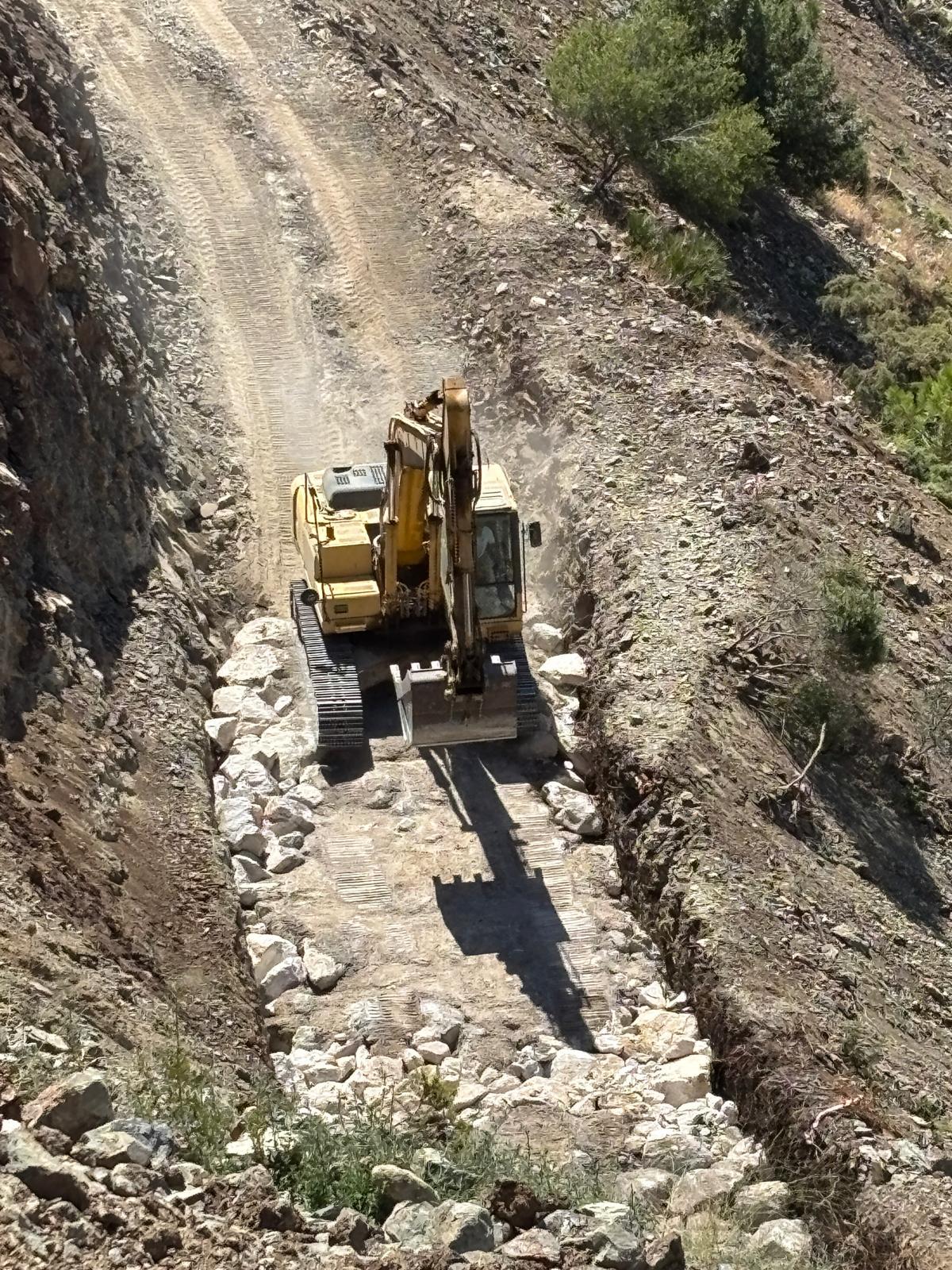 Proceso de cimentación del muro ecológico con encofrado y armado, Villa Hope El Madroñal