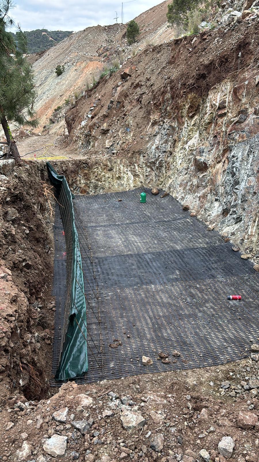 Fase de cimentación del muro de gaviones, detalle de la base en roca, El Madroñal
