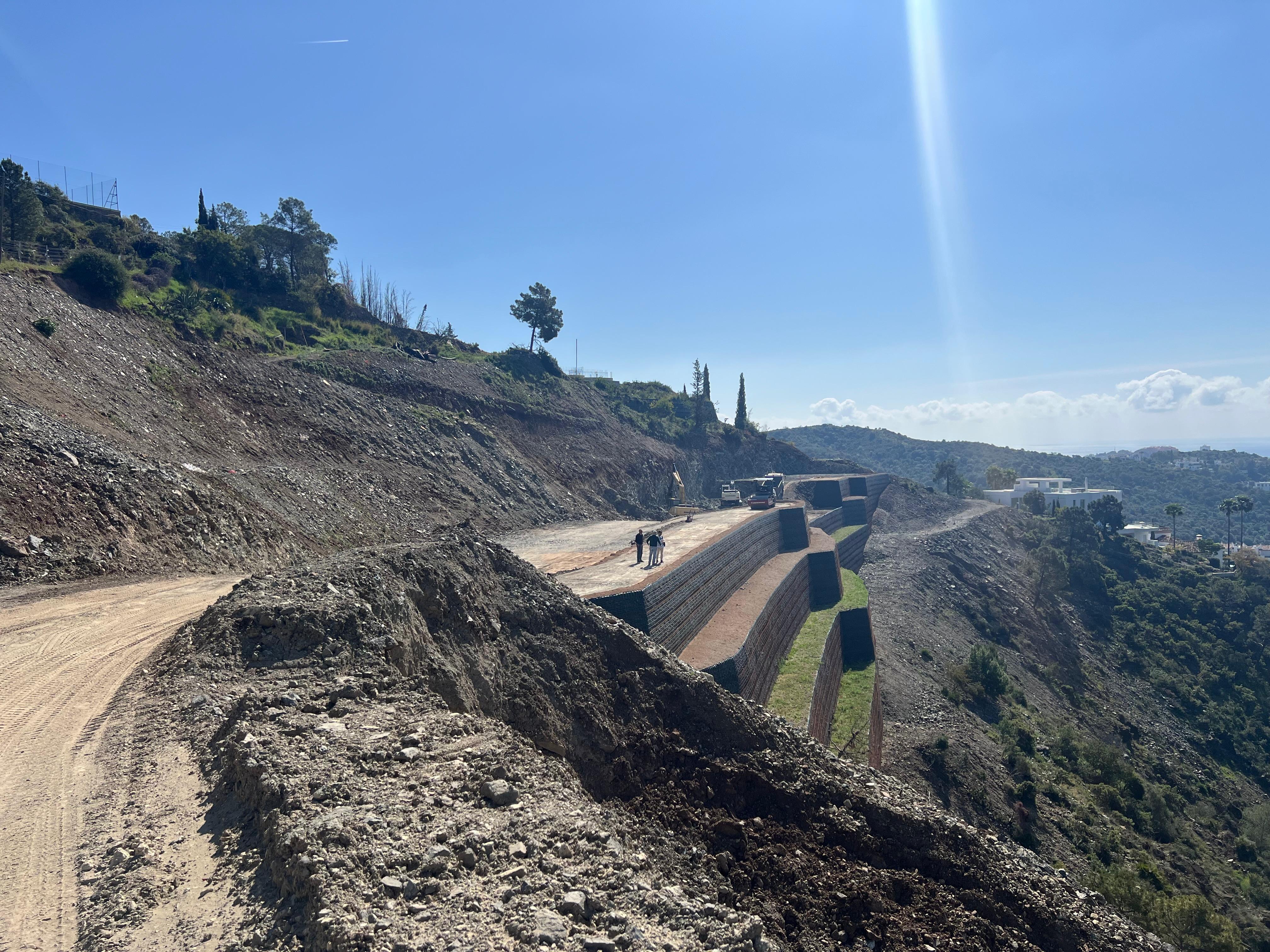 Panorámica del estado final de la parcela de Villa Hope con el campo de golf y el Mediterráneo al fondo